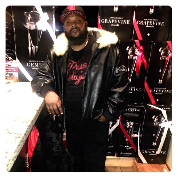 Meet your Posher, Lorenzo - Picture 1 of 6